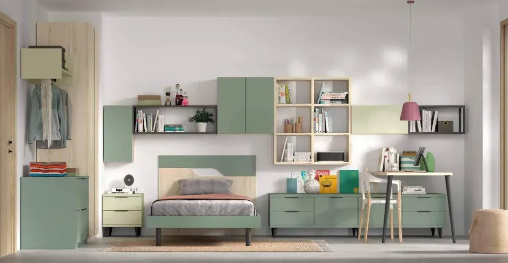 Un dormitorio con cama, escritorio, mesita de noche y estanterías.