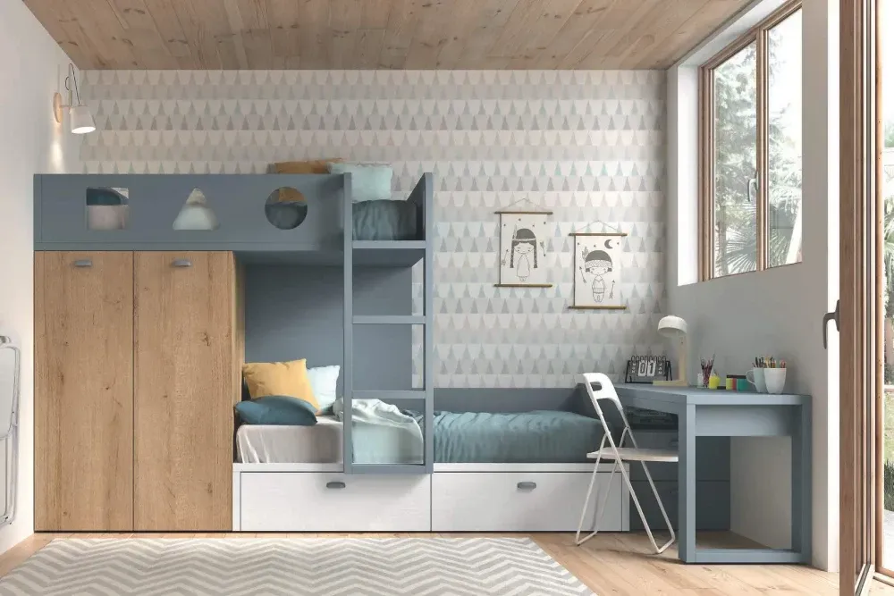 Un dormitorio con una litera y un escritorio.