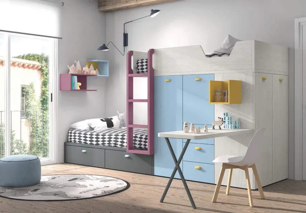 Un dormitorio con una litera, escritorio, silla y otomana.