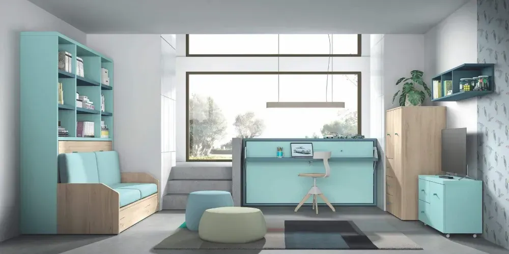 Una sala de estar con un sofá, un escritorio, estantes y una ventana.