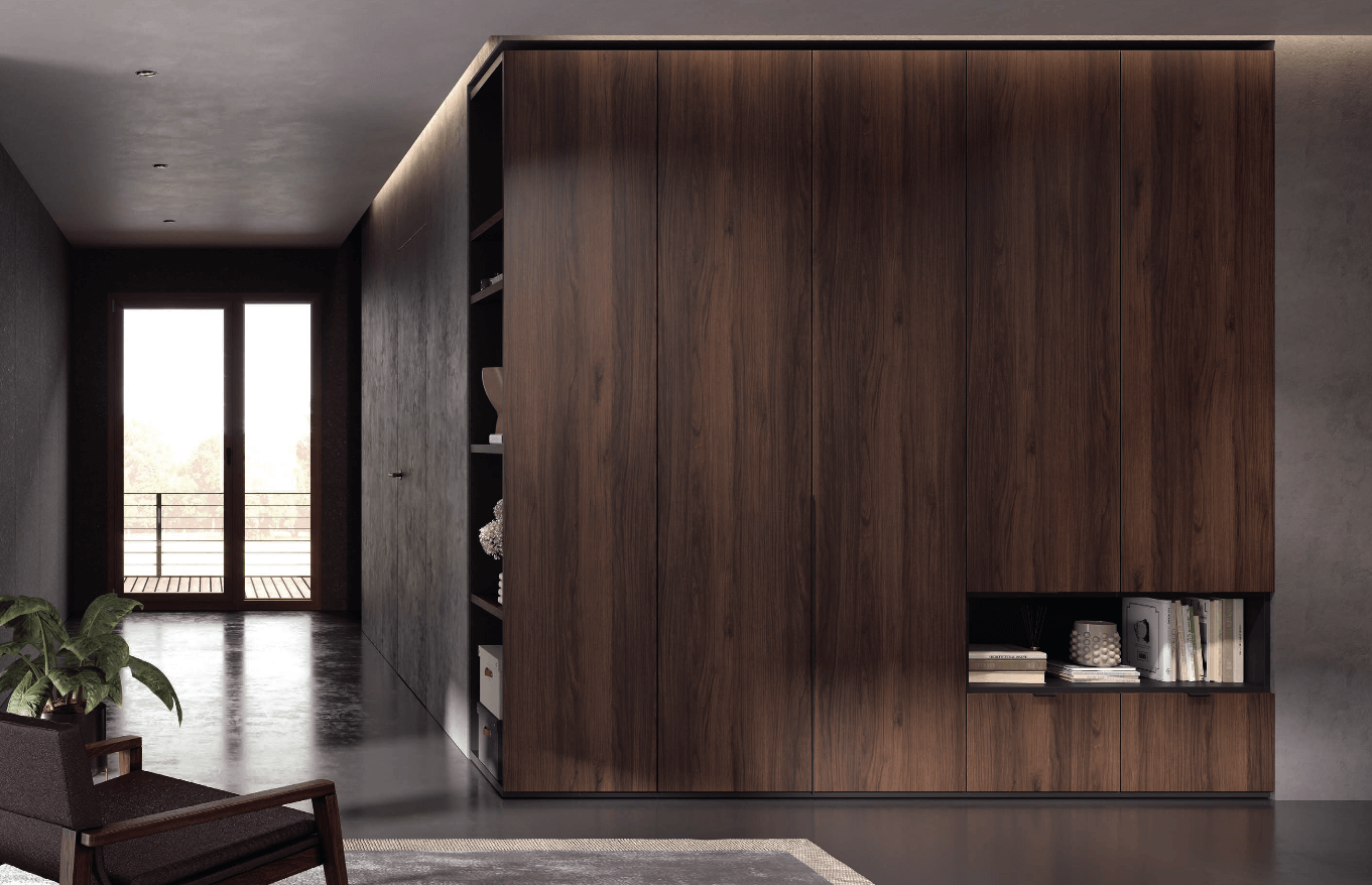 Una sala de estar con una gran pared de madera y una silla.