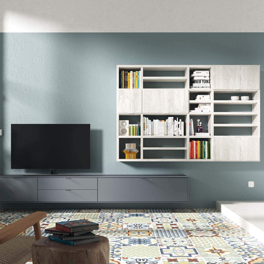 Una sala de estar con televisor de pantalla plana y una estantería.
