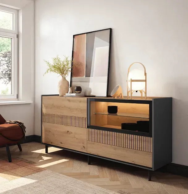 Una sala de estar con una cómoda de madera y una silla.