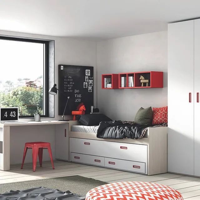 Un dormitorio con una cama, un escritorio y un cartel que dice 4:43