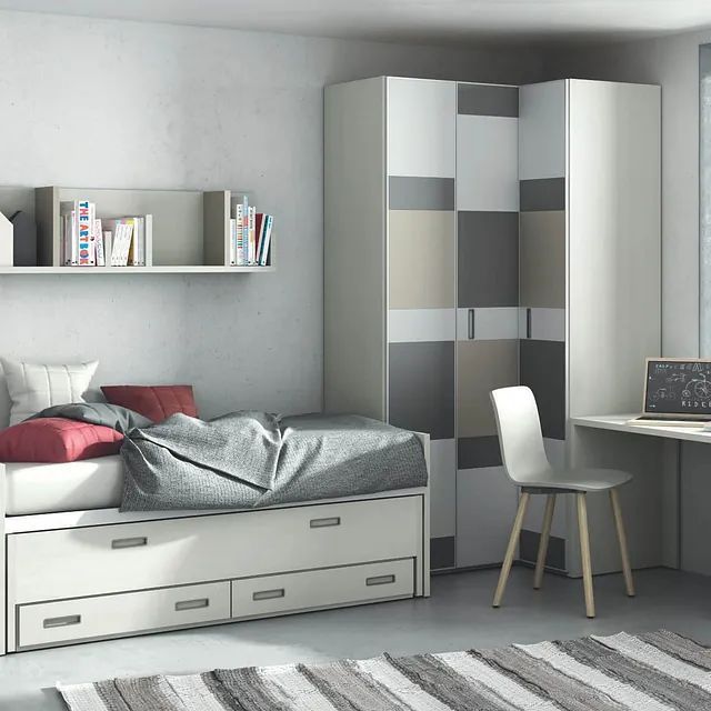 Un dormitorio con una cama y un escritorio con una computadora portátil encima.