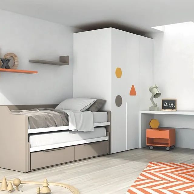 Un dormitorio con una cama y un cartel que dice abc