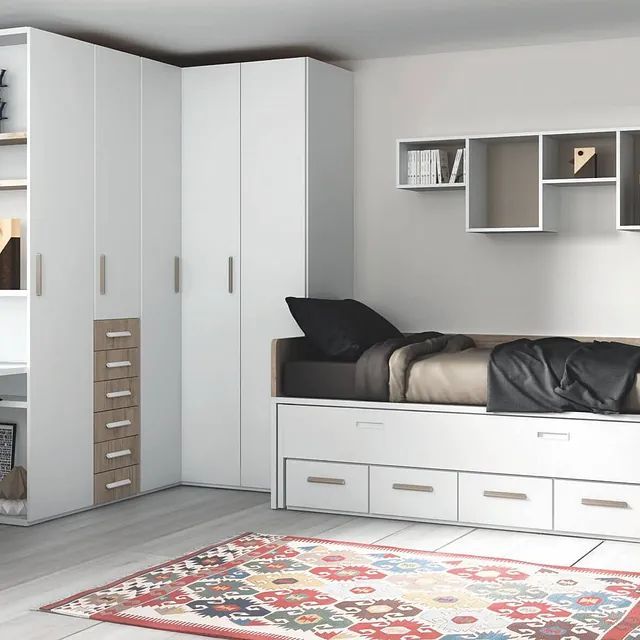 Un dormitorio con una cama y una alfombra en el suelo.