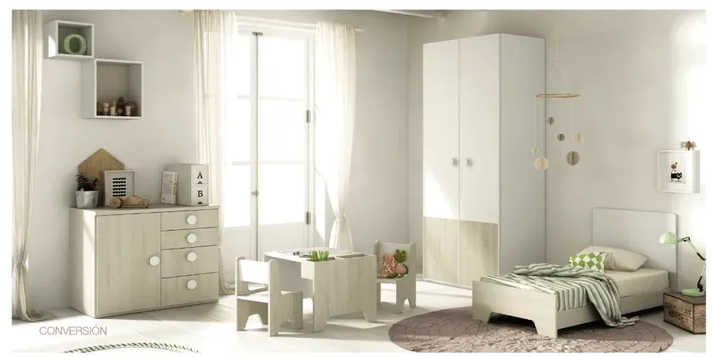 Un dormitorio con una cama, cómoda, mesa y sillas.