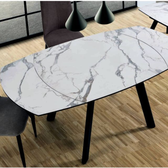 Una mesa de comedor con tapa de mármol y patas negras.