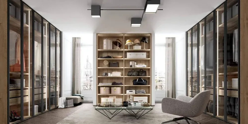 Un gran vestidor con muchos estantes y una silla.