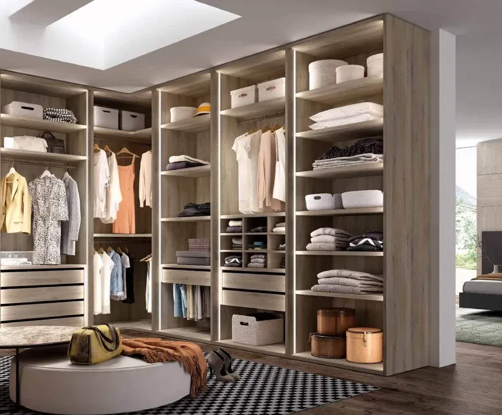 Un vestidor con muchos estantes y cajones.