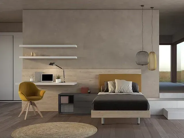 Un dormitorio con una cama, un escritorio y una silla.