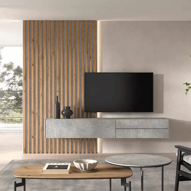 Una sala de estar con un televisor de pantalla plana montado en la pared.