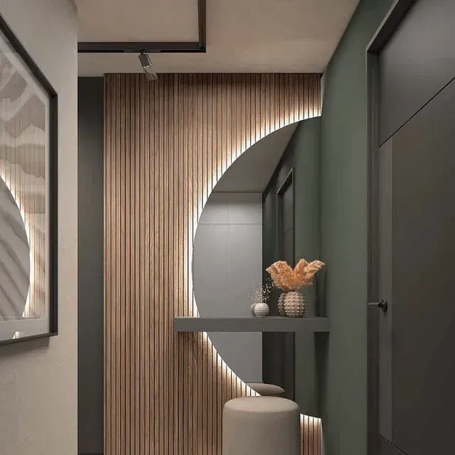 Un pasillo con una pared de madera y un espejo.