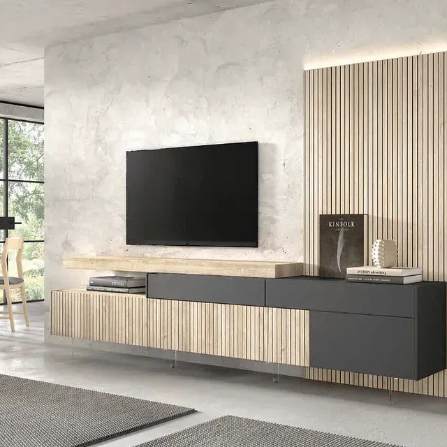 Una sala de estar con un televisor de pantalla plana en la pared.