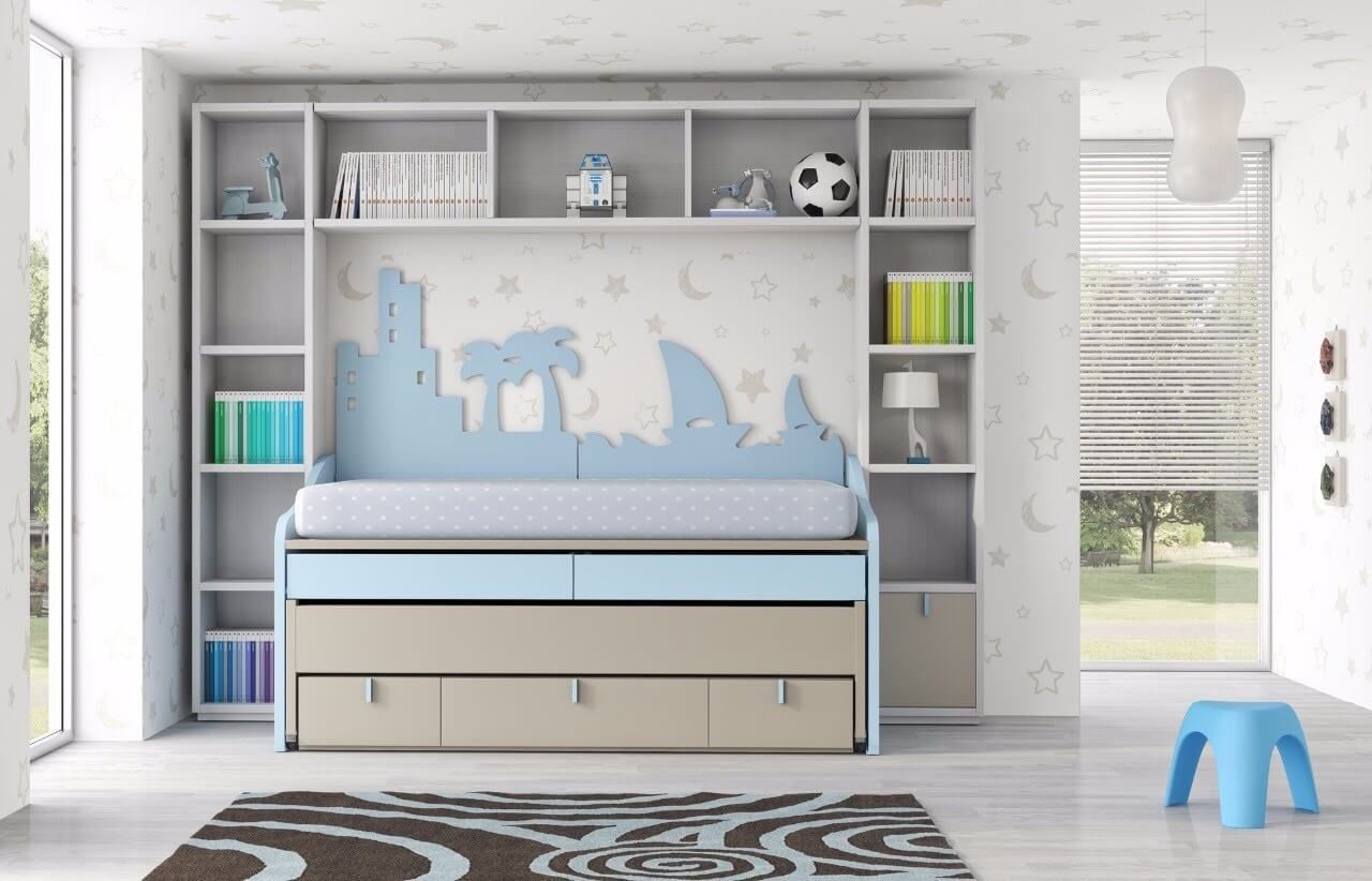 Un dormitorio con una litera y una alfombra.