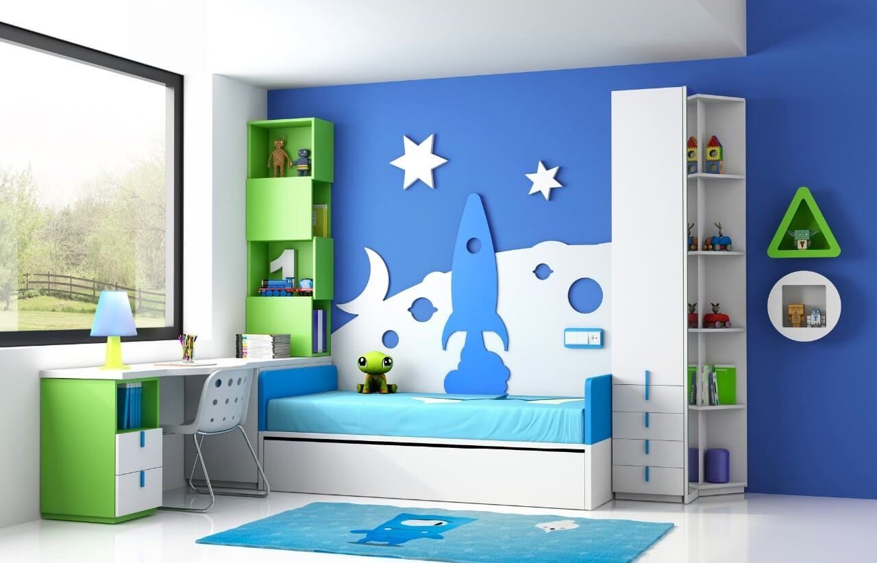 Un dormitorio infantil con paredes azules y un cohete en la pared.