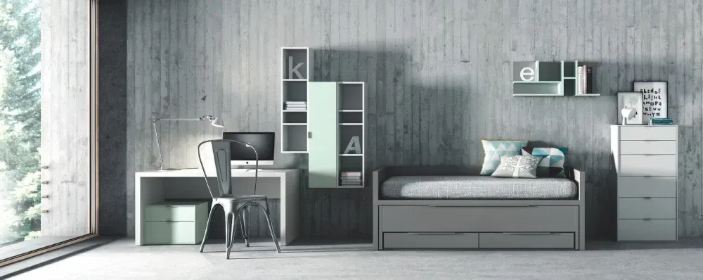 Un dormitorio con cama, escritorio, silla y ventana.
