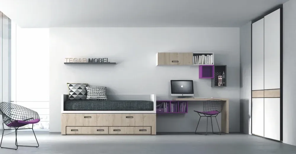 Un dormitorio con una cama, un escritorio y una silla.