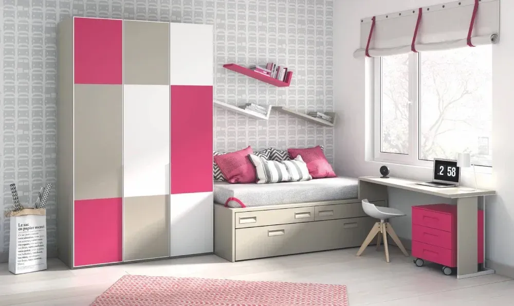 Un dormitorio con cama, escritorio, armario y ventana.