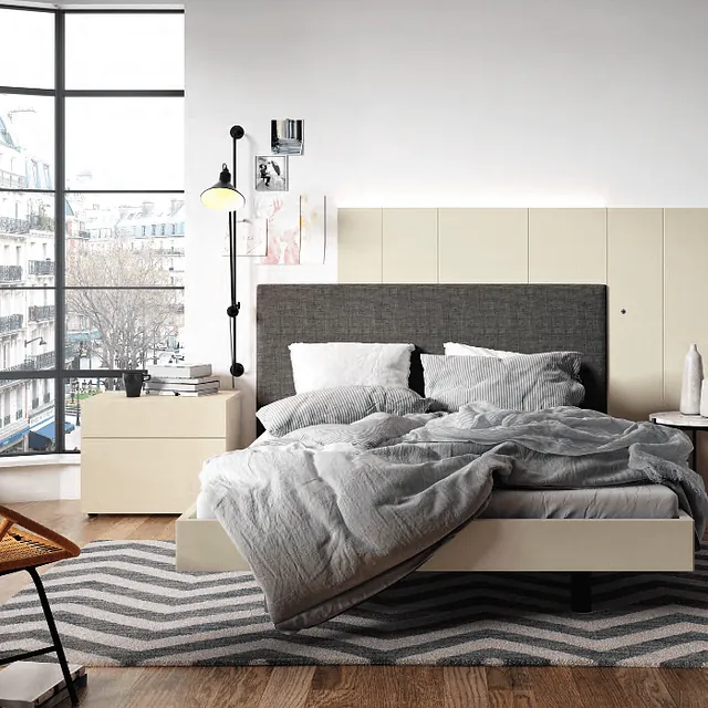 Un dormitorio con una cama grande y una alfombra de chevron.