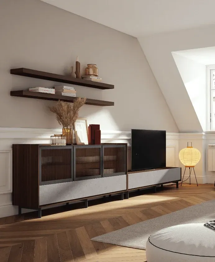 Una sala de estar con un televisor de pantalla plana y un sofá.