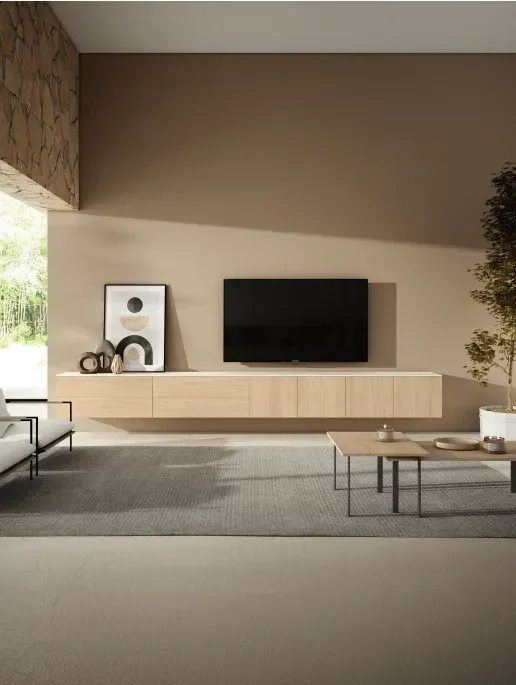Una sala de estar con un televisor de pantalla plana en la pared.