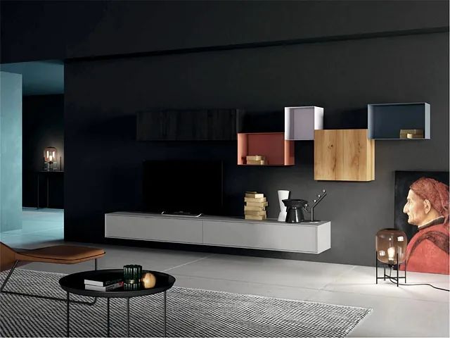 Una sala de estar con un sofá, una mesa y un televisor.