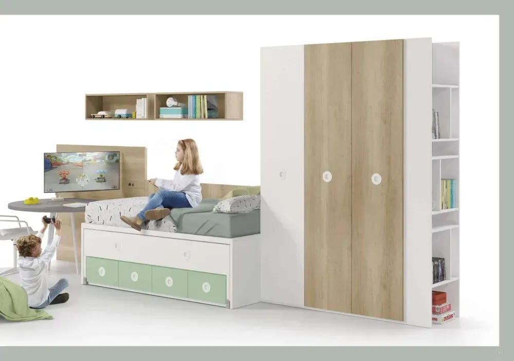 Una mujer está sentada en una cama en un dormitorio al lado de un armario.