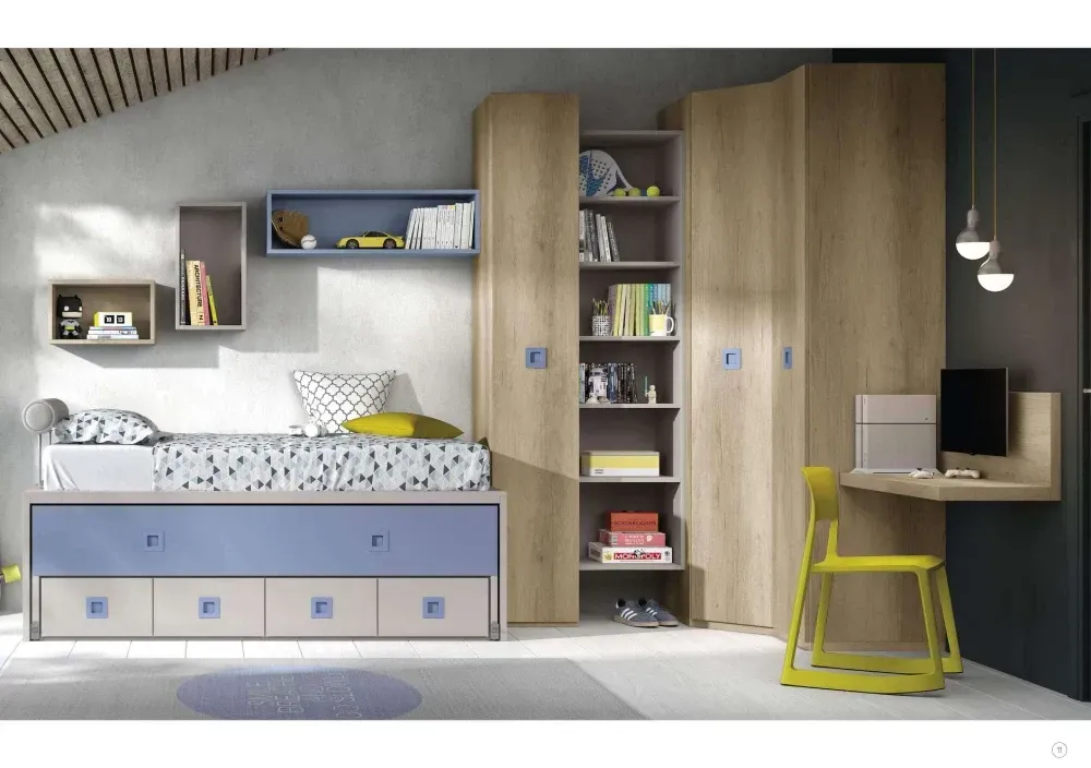 Un dormitorio con una cama, armario, escritorio y silla.