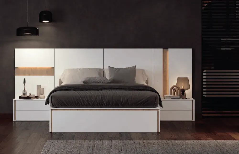 Un dormitorio con una cama, mesitas de noche y una alfombra.