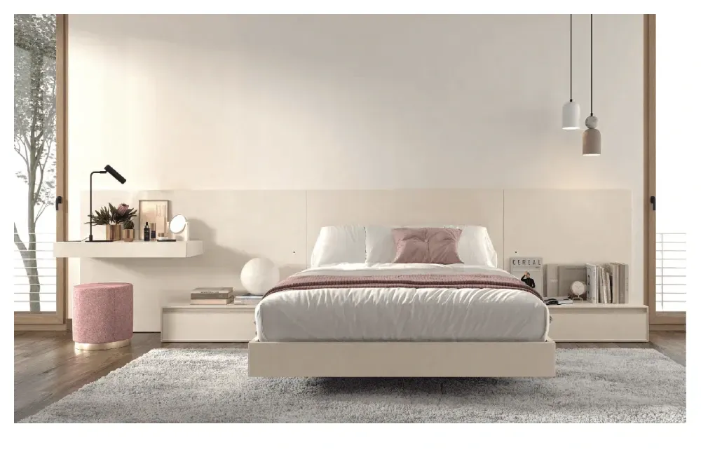 Un dormitorio con cama, cómoda, mesita de noche, alfombra y ventana.