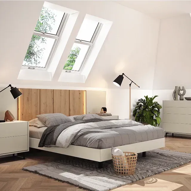 Un dormitorio con una cama, dos mesitas de noche, una cómoda y una ventana.