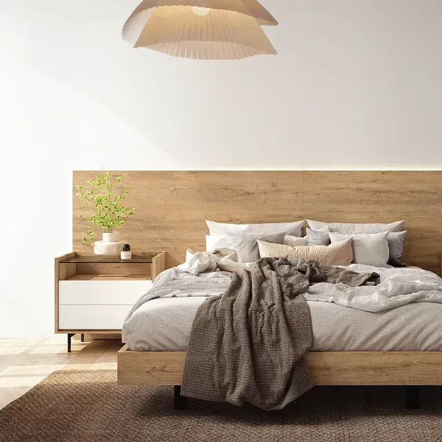 Un dormitorio con una cama grande y un cabecero de madera.