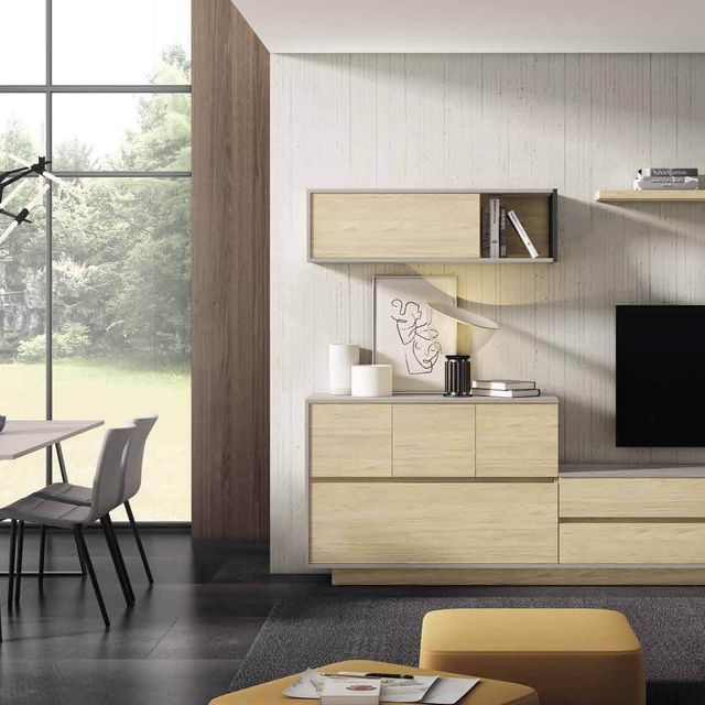 Una sala de estar con una mesa y sillas y un televisor.