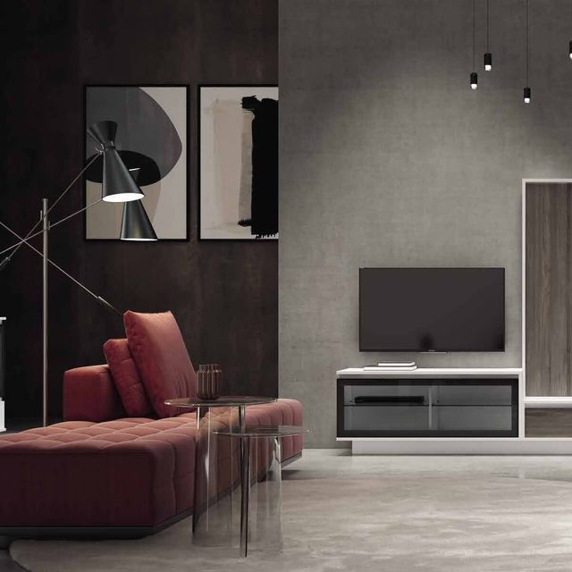 Una sala de estar con un sofá rojo y un televisor de pantalla plana.