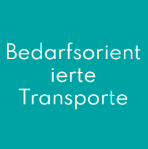 Ein Lieferant in blauem Hemd übergibt jemandem am Tor drei braune Pappkartons.