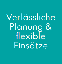 Eine Reihe weisser Lieferwagen parkt auf nassem Gehweg.