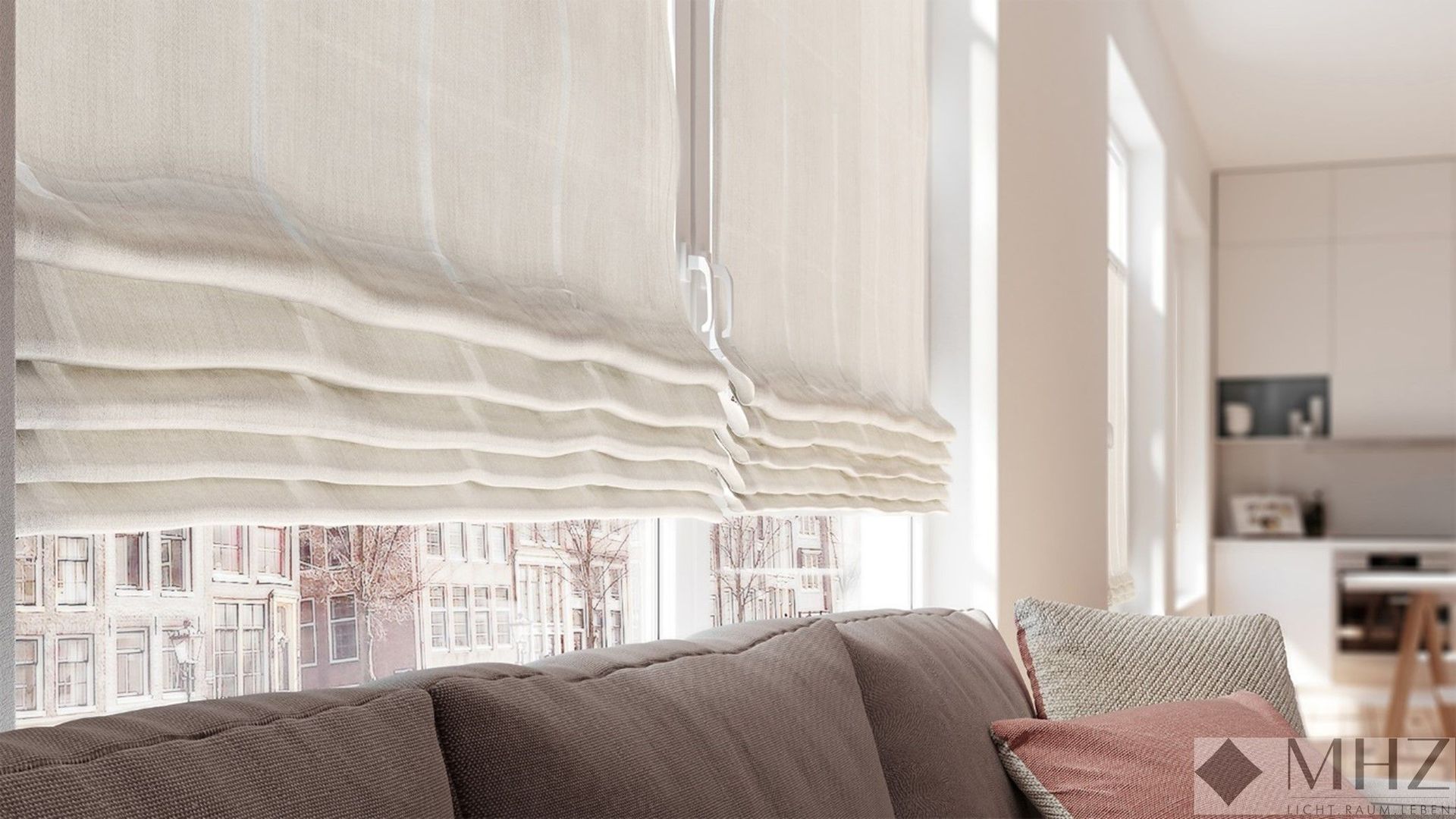 Weisse Rollos dunkeln den Raum ganz leicht ab