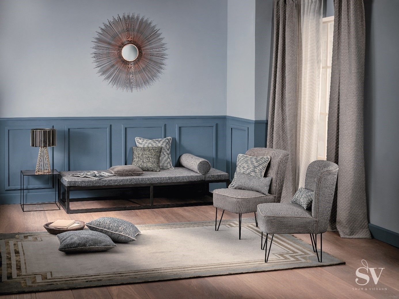 Wohnzimmer mit Sessel und Designsofa