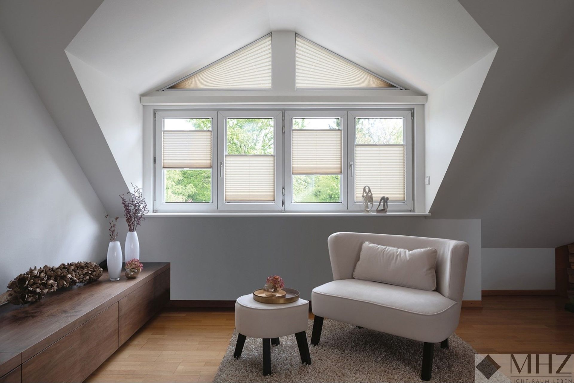 Inneneinrichtung mit Lukarne