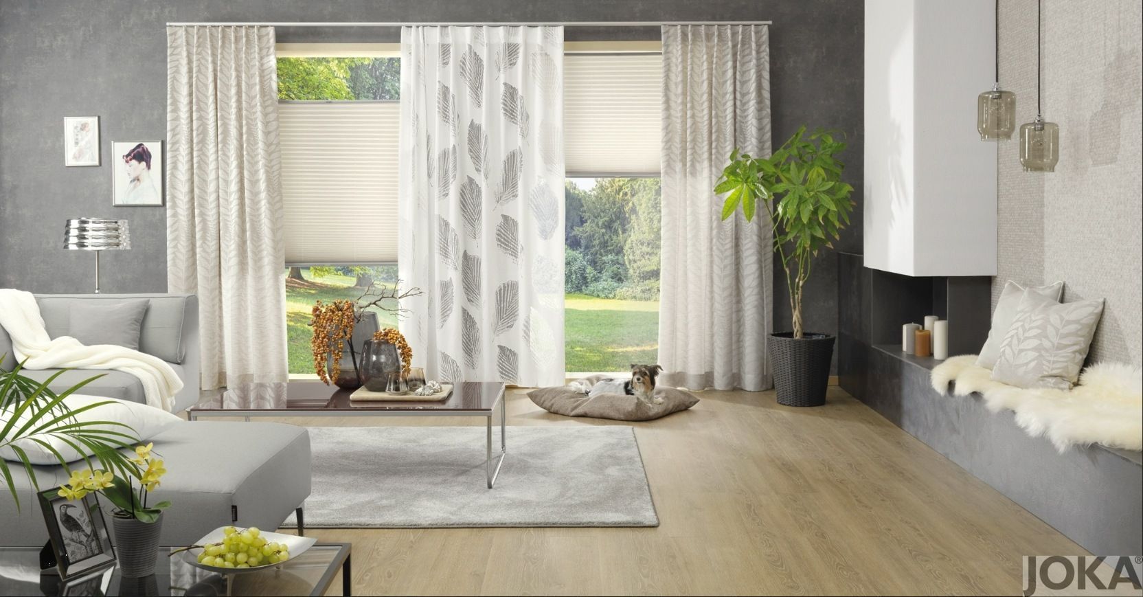 Helles Wohnzimmer mit grossen Fenstern