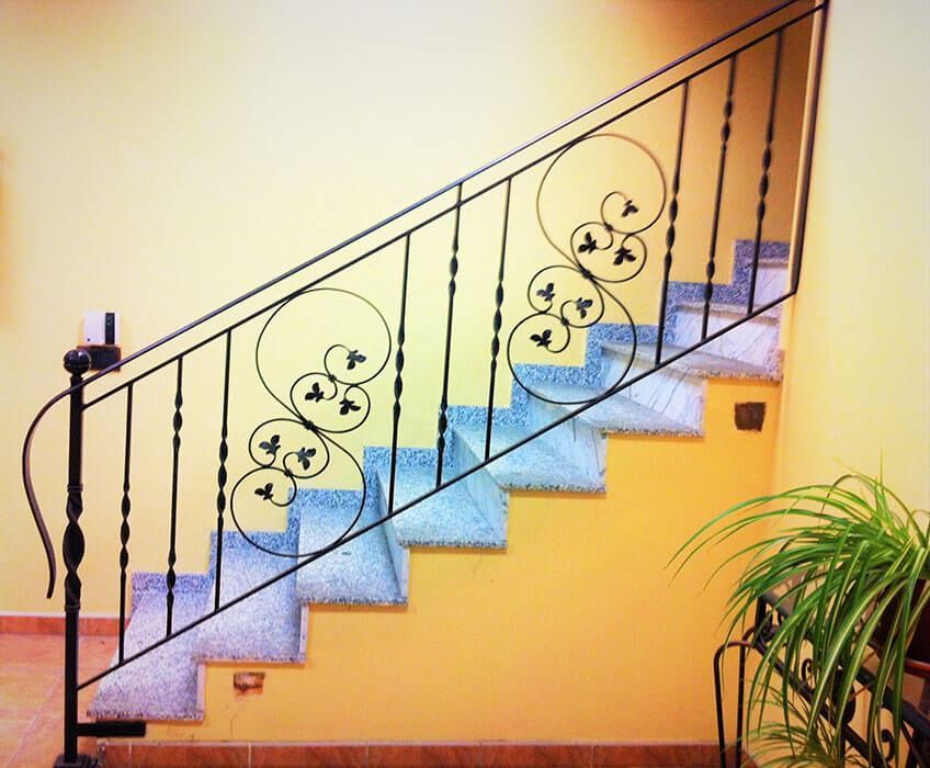Una barandilla de hierro forjado en un conjunto de escaleras