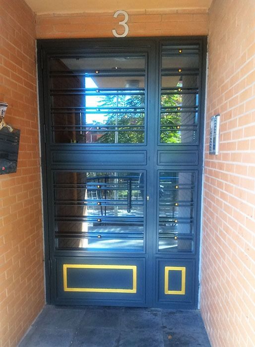 Una puerta con el número 3