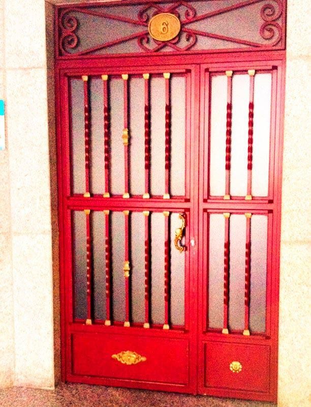 Una puerta roja con un número 2 en ella