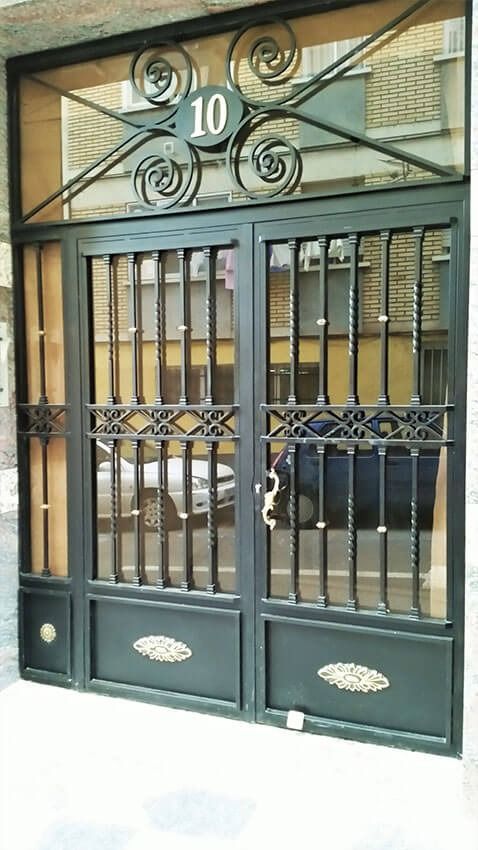 Una puerta de hierro forjado con el número 10 en ella