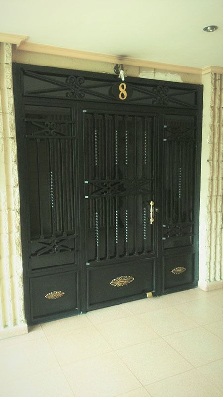 Una puerta negra con el número 8 en ella