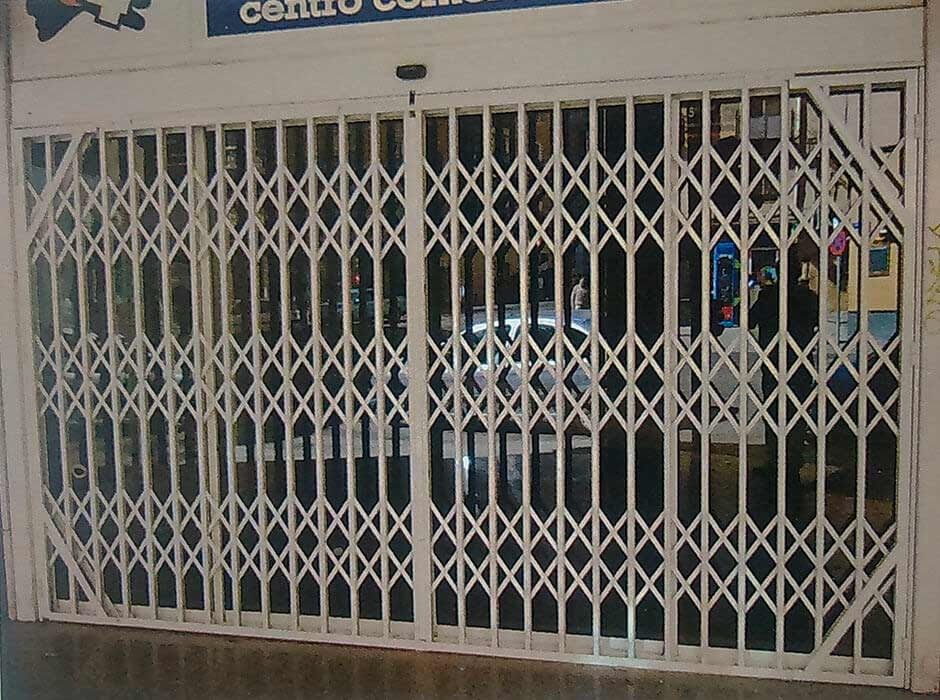 Un frente de tienda con una valla y un cartel que dice centro