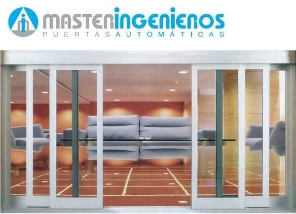Una puerta corrediza de vidrio con Masteringenios escrito en ella