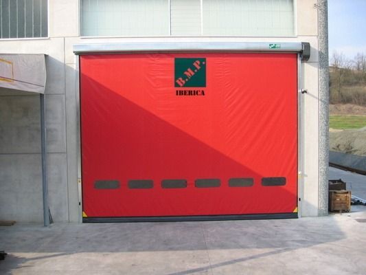 Una puerta roja con un logo verde que dice dmf
